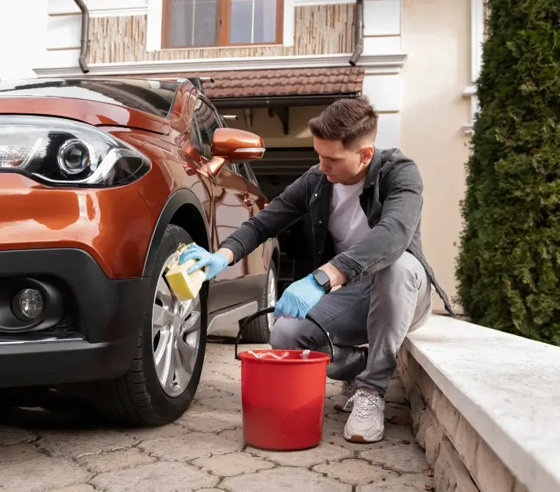 Lavage auto à domicile Torigny-les-Villes : professionnel intervenant sur un véhicule